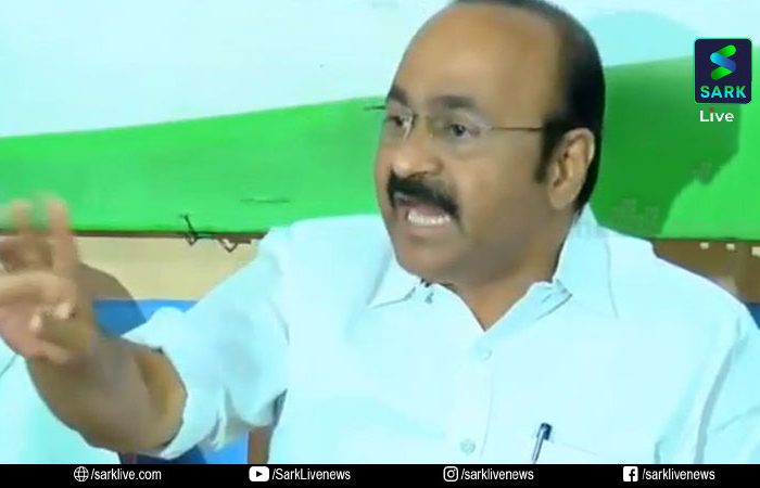 'മര്യാദയ്ക്ക് ഇരുന്നോണം, ഇറക്കിവിടും'; ഗാന്ധി ചിത്രത്തെക്കുറിച്ച് ചോദിച്ച മാധ്യമപ്രവര്‍ത്തകരോട് വി ഡി സതീശന്‍