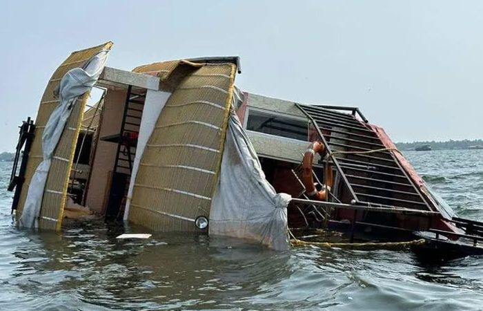 വേമ്പനാട്ട് കായലില്‍ ഹൗസ് ബോട്ട് മുങ്ങി; മൂന്ന് സഞ്ചാരികളെ രക്ഷപ്പെടുത്തി, ബോട്ടിന് ലൈസന്‍സില്ലെന്ന് ആരോപണം