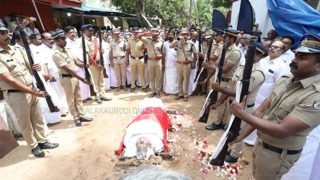 വക്കം പുരുഷോത്തമന് വിട നൽകി; ഔദ്യോഗിക ബഹുമതികളോടെ യാത്രയയപ്പ്