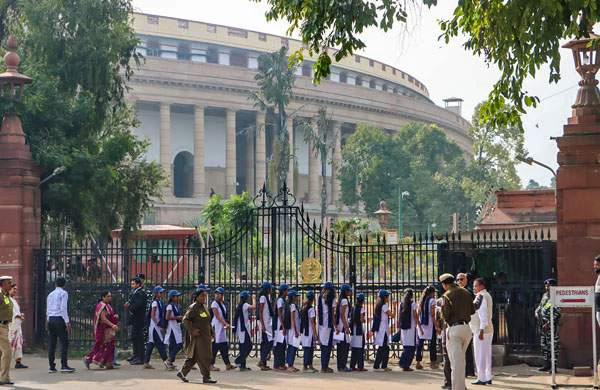 പാര്‍ലമെന്റിന്റെ സുരക്ഷാ ചുമതല സിഐഎസ്‌എഫിനെ ഏല്‍പ്പിക്കുന്നു