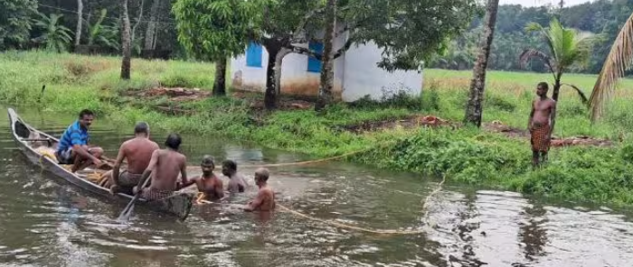 ഗൂഗിള്‍ മാപ്പ് നോക്കി വിനോദയാത്ര: ഹൈദരാബാദ് സ്വദേശികളുടെ കാര്‍ തോട്ടില്‍ വീണ് ഒഴുകിപ്പോയി