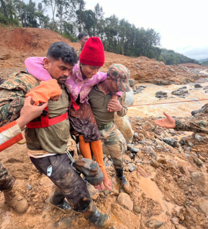 മണ്ണില്‍ കാലുറപ്പിക്കാന്‍ പോലുമാകുന്നില്ല; പ്രതിസന്ധികളെ അതിജീവിച്ചും രക്ഷാദൗത്യം