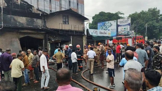 കോഴിക്കോട് നഗരത്തില്‍ വൻ തീപിടിത്തം, ഒരാള്‍ക്ക് പരിക്ക്, രണ്ട് കടകള്‍ പൂര്‍ണമായും കത്തി നശിച്ചു