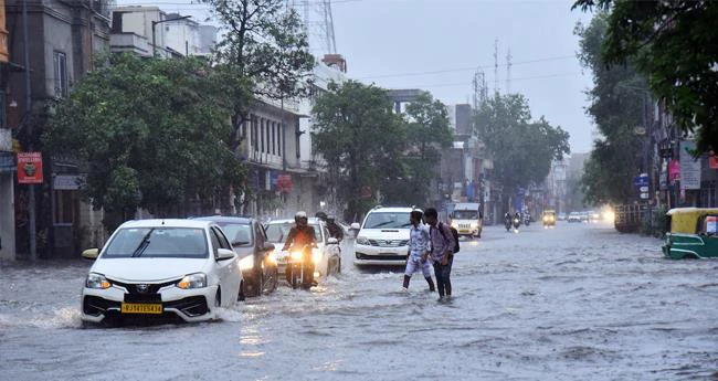 ഉത്തരേന്ത്യയില്‍ കനത്ത മഴ തുടരുന്നു; 32 മരണം