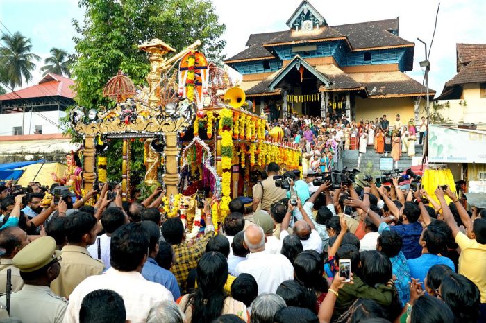 തങ്ക അങ്കി ഘോഷയാത്ര ഇന്ന് സന്നിധാനത്തെത്തും; വൈകീട്ട് ദീപാരാധന