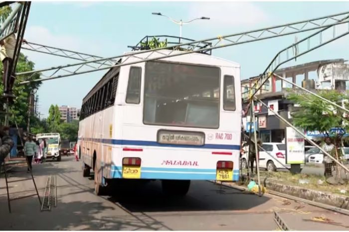 സിപിഎം സമര പന്തലിൽ കെഎസ്ആര്‍ടിസി ബസ് കുടുങ്ങി