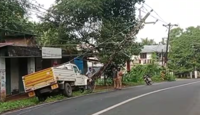 നിയന്ത്രണം വിട്ട പിക്കപ്പ് വാൻ വൈദ്യുതി പോസ്റ്റിൽ  ഇടിച്ചുകയറി;  അപകടമൊഴിവായത് തലനാരിഴയ്ക്ക്