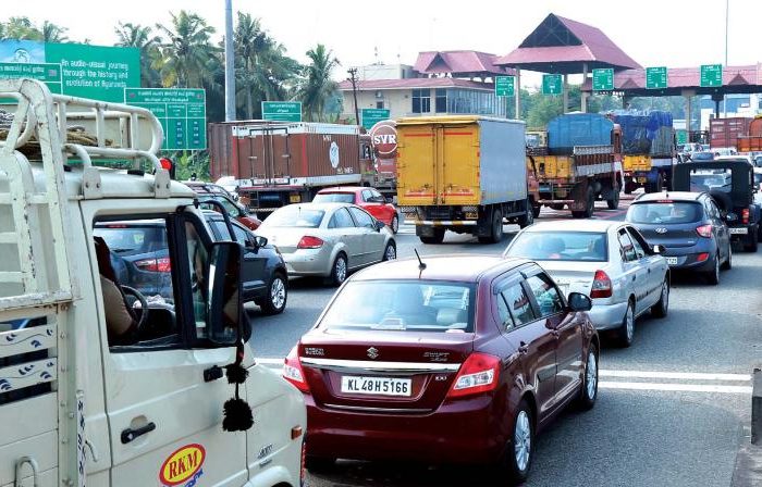 വാഹനങ്ങളുടെ നിര നീണ്ടു; പാലിയേക്കരയില്‍ ടോള്‍പ്ലാസ തുറന്നുവിട്ട് സിപിഎം പ്രവര്‍ത്തകര്‍