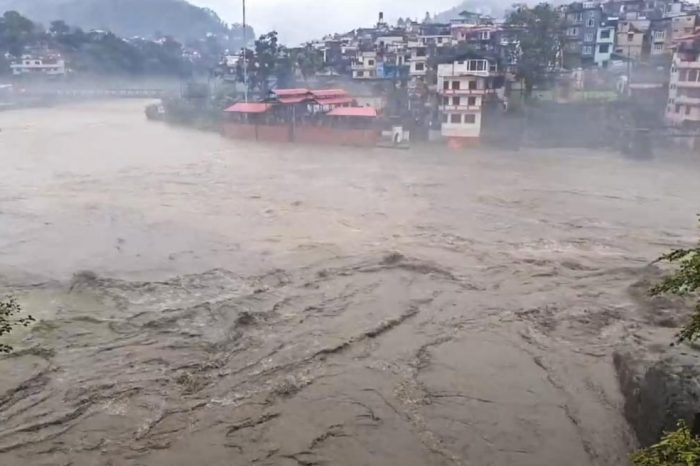 കനത്ത മഴയും പ്രളയ സാഹചര്യവും; ഹിമാചലിൽ കുടുങ്ങിയ തീർത്ഥാടകരെ രക്ഷപ്പെടുത്തി
