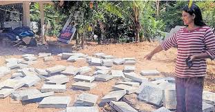 തളരരുത് രാമൻകുട്ടി തളരരുത്<br>സിഐടിയു തൊഴിലാളികളുമായുള്ള തർക്കത്തെ തുടർന്ന് ഒറ്റയ്ക്ക് ലോഡ് ഇറക്കി അധ്യാപിക