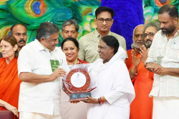 ഉളുപ്പില്ലാത്ത ഒരു മന്ത്രിയുടെ ആൾദൈവ പൂജ; സുധാമണിയെ ആദരിക്കുന്ന കമ്യൂണിസ്റ്റ് മന്ത്രി സജി ചെറിയാൻ