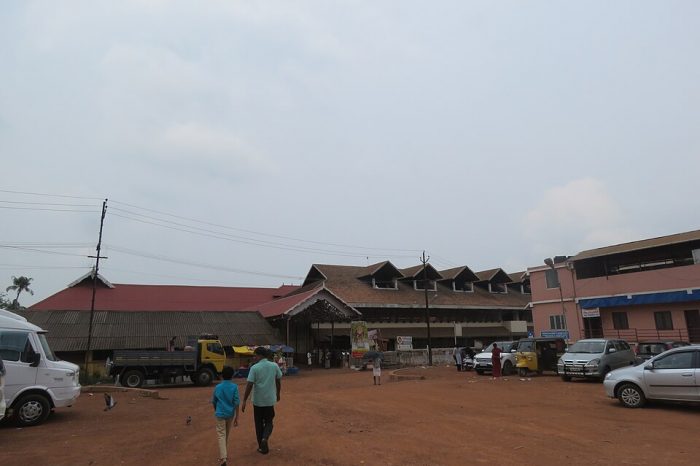 ചോറ്റാനിക്കര ക്ഷേത്ര പാർക്കിങ്ങിൽ മദ്യ ലഹരിയിൽ തർക്കം; ബൈക്കിലൊഴിക്കാൻ മേടിച്ച പെട്രോളൊഴിച്ച്    ജേഷ്ഠൻ അനുജനെ തീ കൊളുത്തി