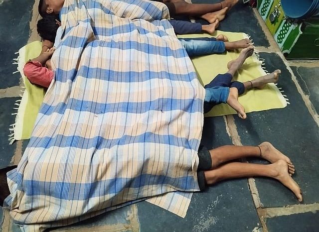 വയനാട് മാനന്തവാടി തിരുനെല്ലിയിലെ റെസിഡൻഷ്യല്‍ സ്കൂളില്‍ 127 വിദ്യാര്‍ത്ഥികള്‍ അന്തിയുറങ്ങുന്നത് ക്ലാസ് മുറികളില്‍