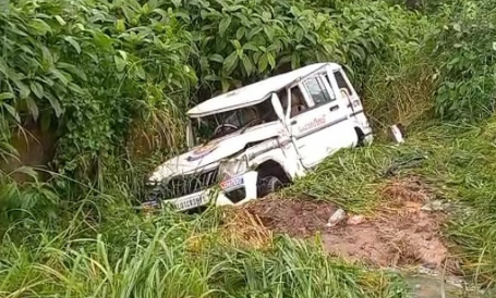 പൊലീസ് ജീപ്പ് കാനയിലേക്ക് മറിഞ്ഞു; ദിലീപ് കേസിലെ അന്വേഷണ ഉദ്യോഗസ്ഥന് പരുക്കേറ്റു