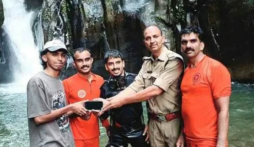 ഐഫോണ്‍ വെള്ളച്ചാട്ടത്തില്‍ വീണു, രക്ഷാദൗത്യവുമായി അഗ്നിരക്ഷാ സേന