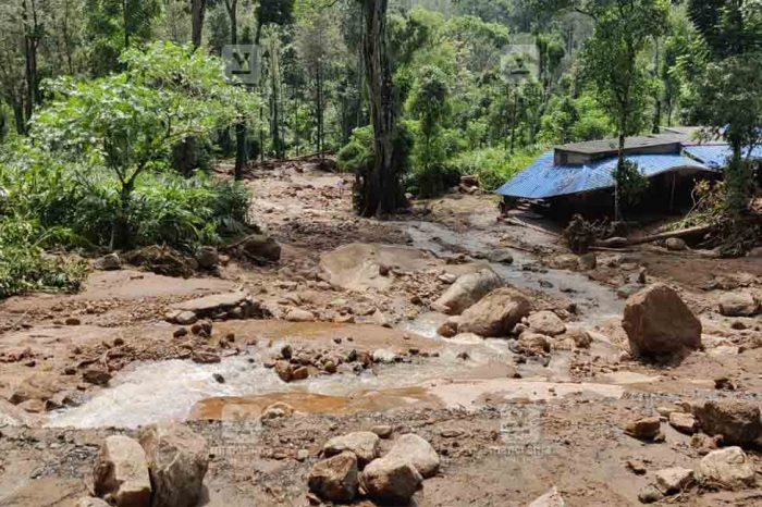 കട്ടപ്പനയില്‍ ഉരുള്‍പൊട്ടല്‍; റോഡുകള്‍ ഒലിച്ചുപോയി