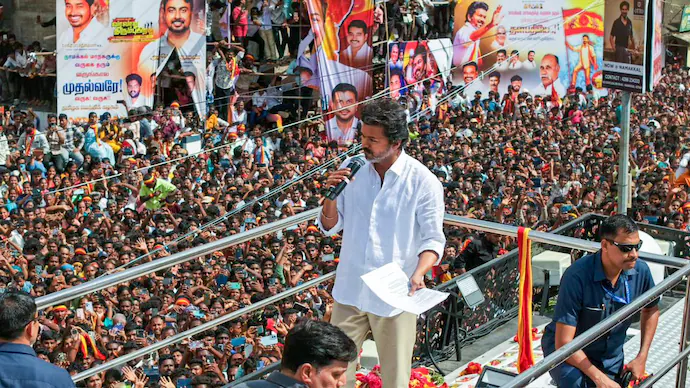 കരൂർ ​ദുരന്തം: 20 കുടുംബങ്ങളെ വീഡിയോ കോൾ ചെയ്ത് വിജയ്