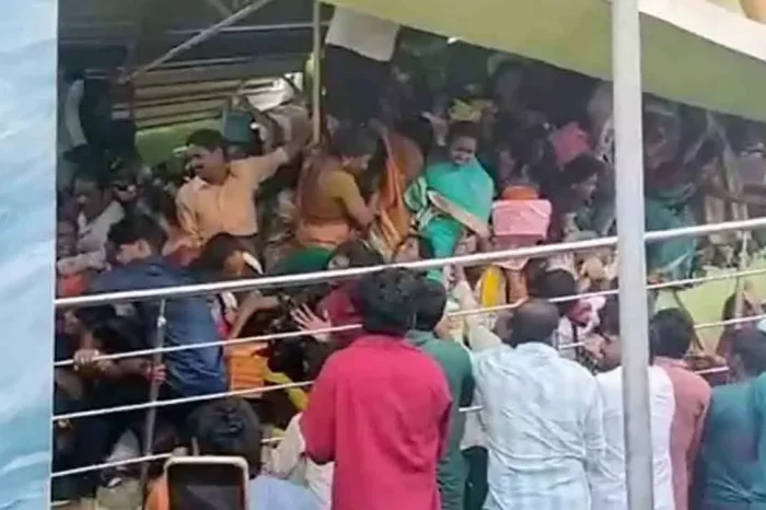 ആന്ധ്രയിലെ ക്ഷേത്രത്തില്‍ തിക്കിലും തിരക്കിലും പെട്ട് 9 പേര്‍ മരിച്ചു; നിരവധി പേര്‍ക്ക് പരുക്ക്