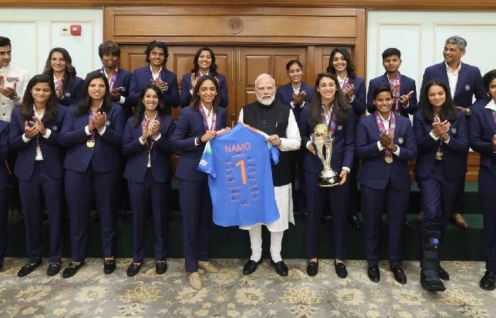 മോദിക്ക് ‘നമോ’ ജെഴ്സി സമ്മാനിച്ച് ക്യാപ്റ്റൻ; ലോകകപ്പ് നേടിയ വനിതാ ക്രിക്കറ്റ് ടീമിനെ ആദരിച്ച് പ്രധാനമന്ത്രി
