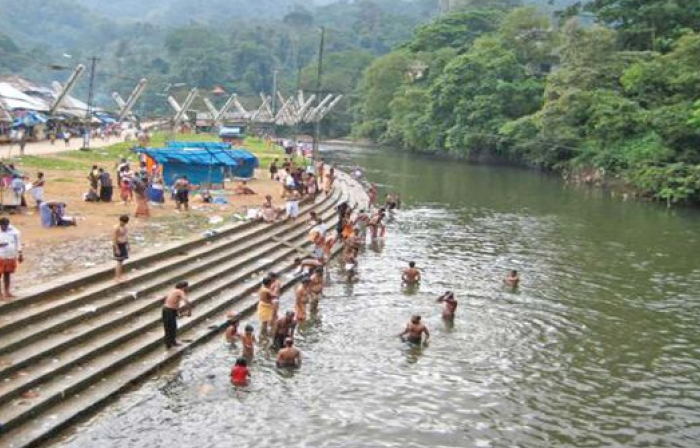 ‘പമ്പയിൽ വസ്ത്രങ്ങൾ വലിച്ചെറിയുന്നത് ആചാരമല്ല’;  പമ്പ മലിനീകരണത്തിൽ ഇടപ്പെട്ട് ഹൈക്കോടതി