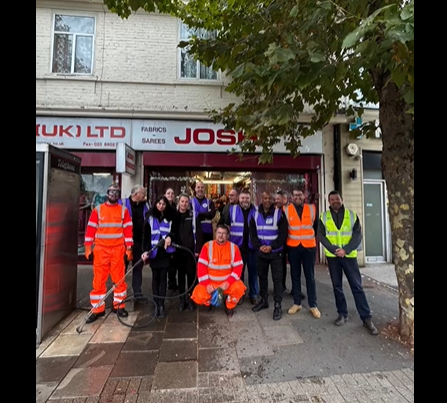 വിദേശരാജ്യങ്ങളിൽ ഇന്ത്യക്കാരെ തുപ്പി നാറ്റിക്കുന്നവർ; റോഡുകളിൽ പാൻ ചവച്ച് തുപ്പുന്നതിനെതിരെ വ്യാപക പ്രതിഷേധം