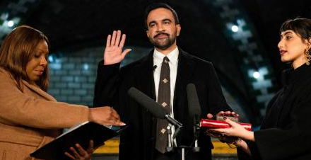 അമേരിക്കയുടെ ചരിത്രത്തിലാദ്യമായി ഖുർആനിൽ കൈ വെച്ച് മേയറുടെ സത്യപ്രതിജ്ഞ; രാജ്യത്തെ ഏറ്ററ്വും വലിയ നഗരത്തിൻറെ മേയറായി സൊഹ്‌റാൻ മംദാനി