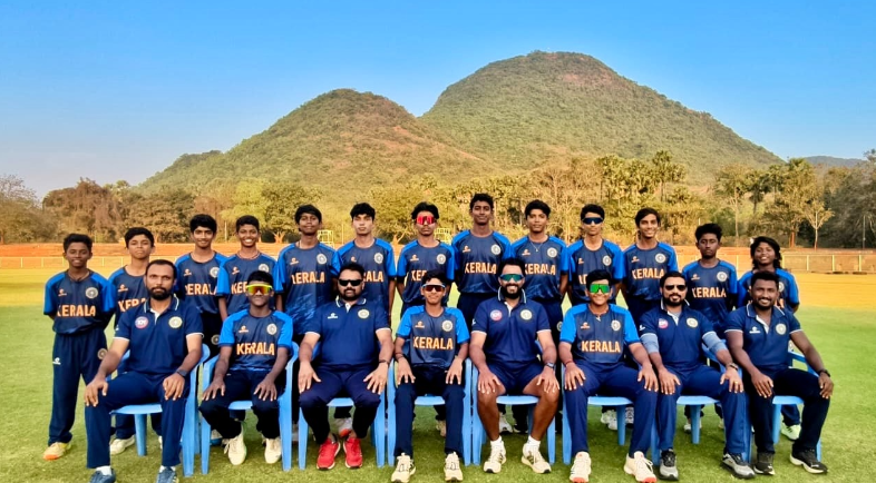 ദക്ഷിണ മേഖല അണ്ടർ-14 ക്രിക്കറ്റിൽ ഹൈദരാബാദിനെതിരെ കേരളത്തിന് കൂറ്റൻ സ്‌കോർ; വസിഷ്ഠിനും ആരോണിനും സെഞ്ച്വറി