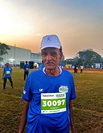 വാർദ്ധക്യത്തെ ഓടിത്തോൽപ്പിച്ച് രാജഗോപാൽ; കൊച്ചി മാരത്തോണിലെ വിസ്മയമായി ഈ 93-കാരൻ