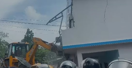 ഇടുക്കിയില്‍ കയ്യേറ്റം ഒഴിപ്പിക്കല്‍; പുഴ കയ്യേറി നിര്‍മ്മിച്ച 56 കെട്ടിടങ്ങള്‍ ഉടമകള്‍ പൊളിച്ചു