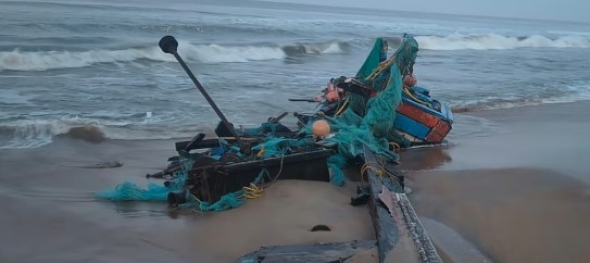 മടക്കരയിൽ കടലിൽ തിരമാലയിൽപ്പെട്ട് മത്സ്യബന്ധന ബോട്ട് തകർന്നു