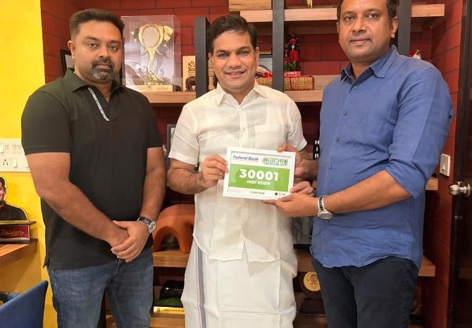 അഞ്ചാമത് ഫെഡറൽ ബാങ്ക് കൊച്ചി മാരത്തൺ; രജിസ്ട്രേഷൻ ആരംഭിച്ചു, ആദ്യ ബിബ് ഹൈബി ഈഡൻ എം.പിക്ക് കൈമാറി