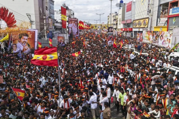 തെരഞ്ഞെടുപ്പ് കമ്മീഷണർക്കെതിരായ ഇന്ത്യ മുന്നണി പ്രതിഷേധം: ചെന്നൈയിൽ ആദ്യമായി തെരുവിലിറങ്ങി ടിവികെ